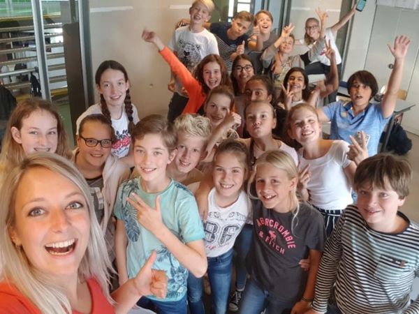 KEK als jury bij Meet the boss middelbare school debatwedstrijd
