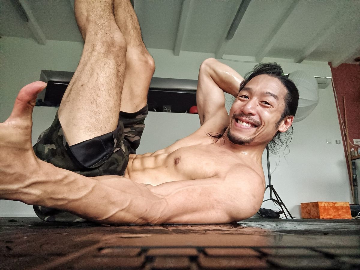 Pour PERDRE DU VENTRE PLUS VITE, fais tes abdos comme ça !