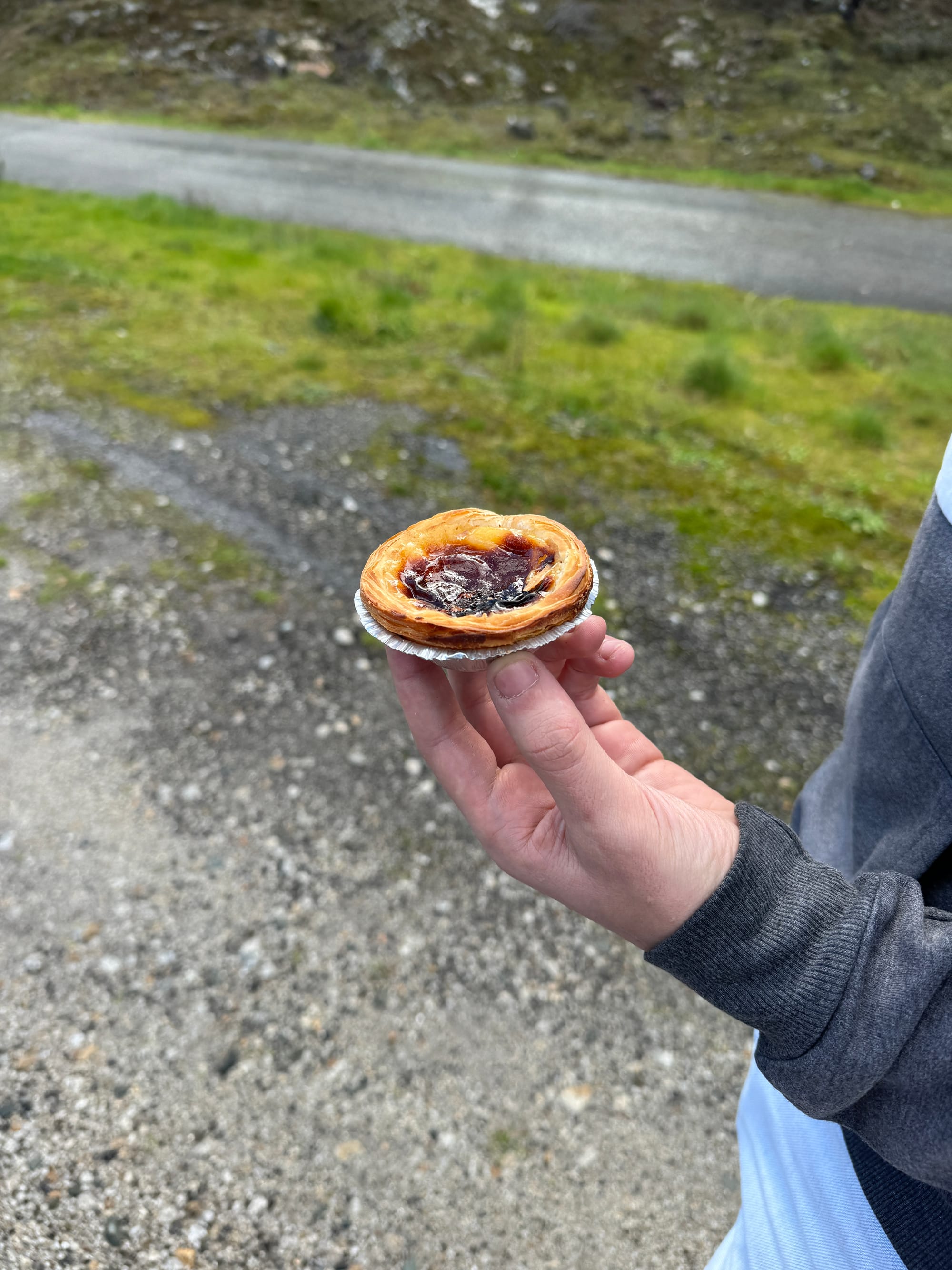 Franck receiving a pastel de nata from a TikTok follower during his crossing of Portugal