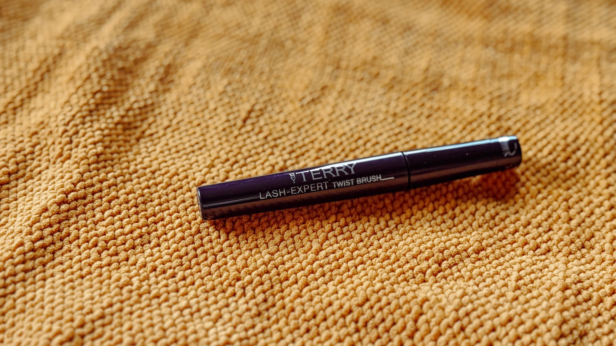 By Terry Lash-Expert Twist Brush Mascara in black on fabric background