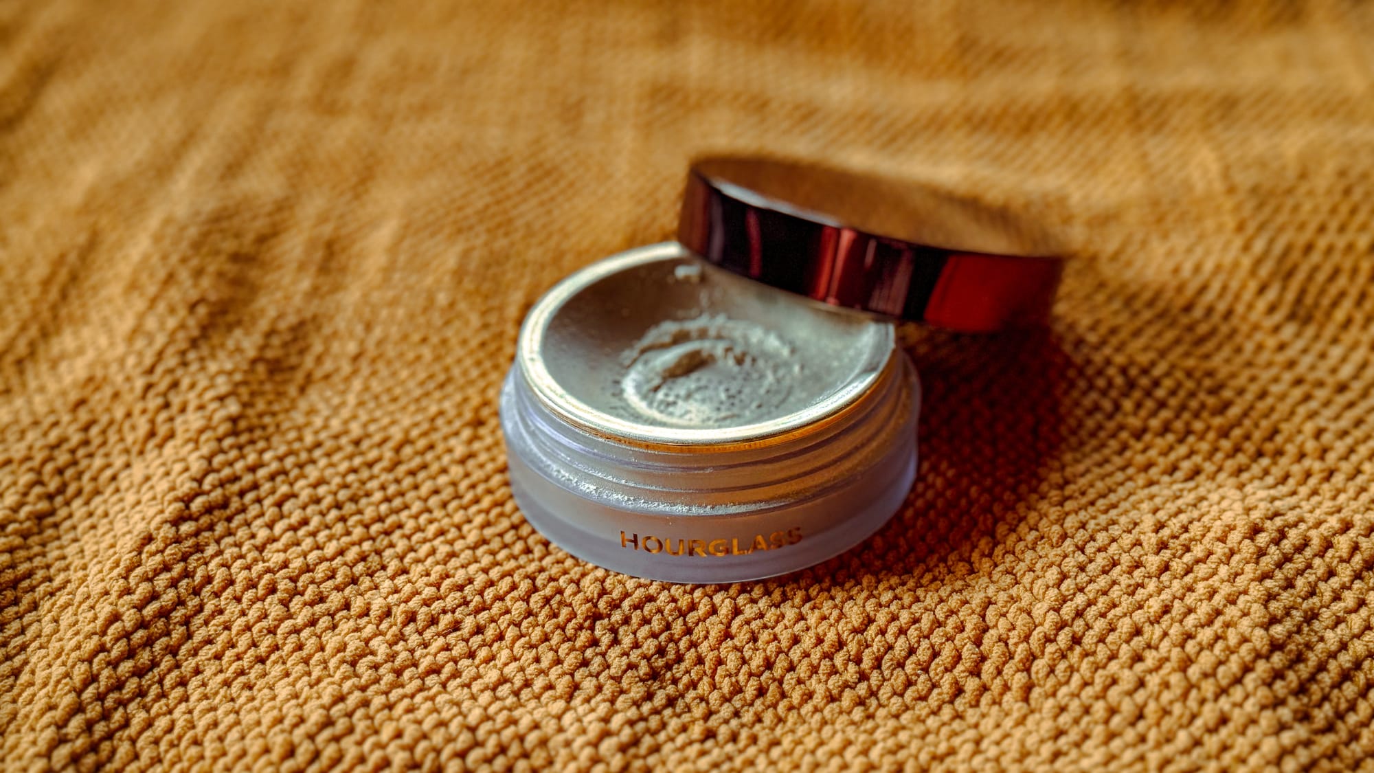 Hourglass Veil Translucent Setting Powder open on textured surface