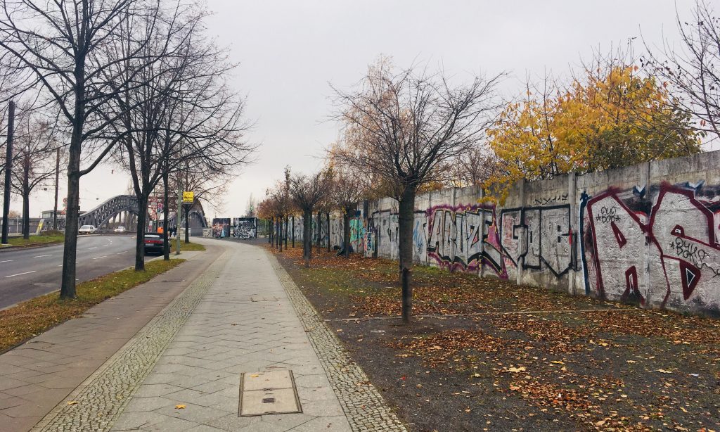 Hier blüht jetzt gar nichts: Platz des 9. November 1989 (Foto: Constanze Nauhaus)