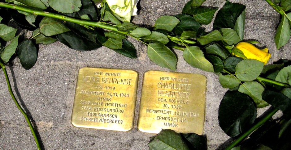 Zu diesen beiden 2015 vor der Mendelssohnstraße 3 verlegten Gedenksteinen kommen am DIenstag weitere sechs hinzu. (Foto: PBN)