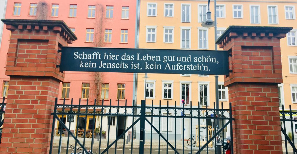 Inschrift über dem Tor zum Friedhofspark in der Pappelallee (Foto: Constanze Nauhaus)