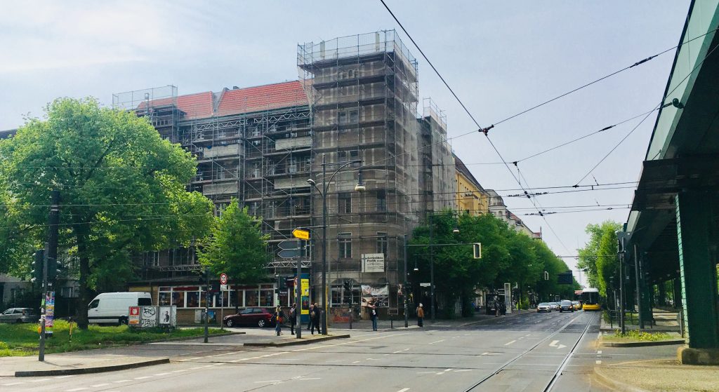 Seit zweieinhalb Jahren ist das Eckhaus Schönhauser/Wisbyer eingerüstet (Foto: Constanze Nauhaus)