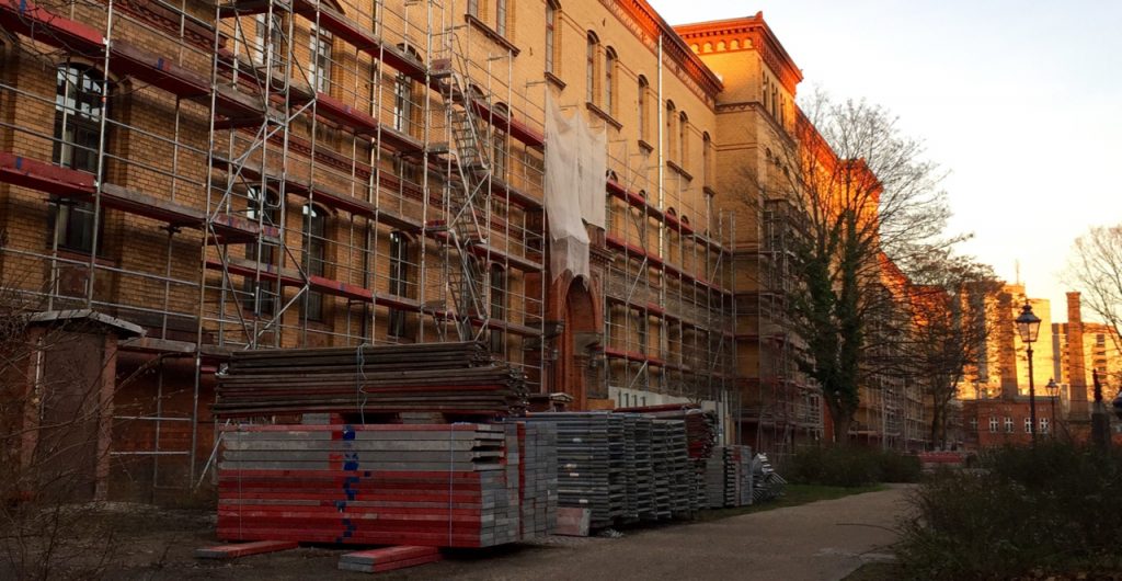 Gerüst auf dem Bezirksamtsgelände Fröbelstraße