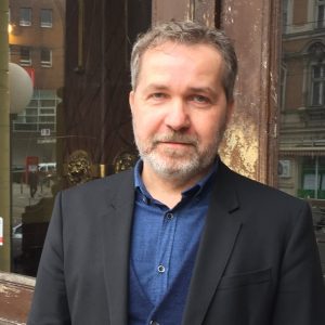 Bürgermeister Sören Benn (Linke) vor dem Rathaus