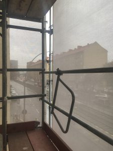 Werbeplane am Gerüst 
