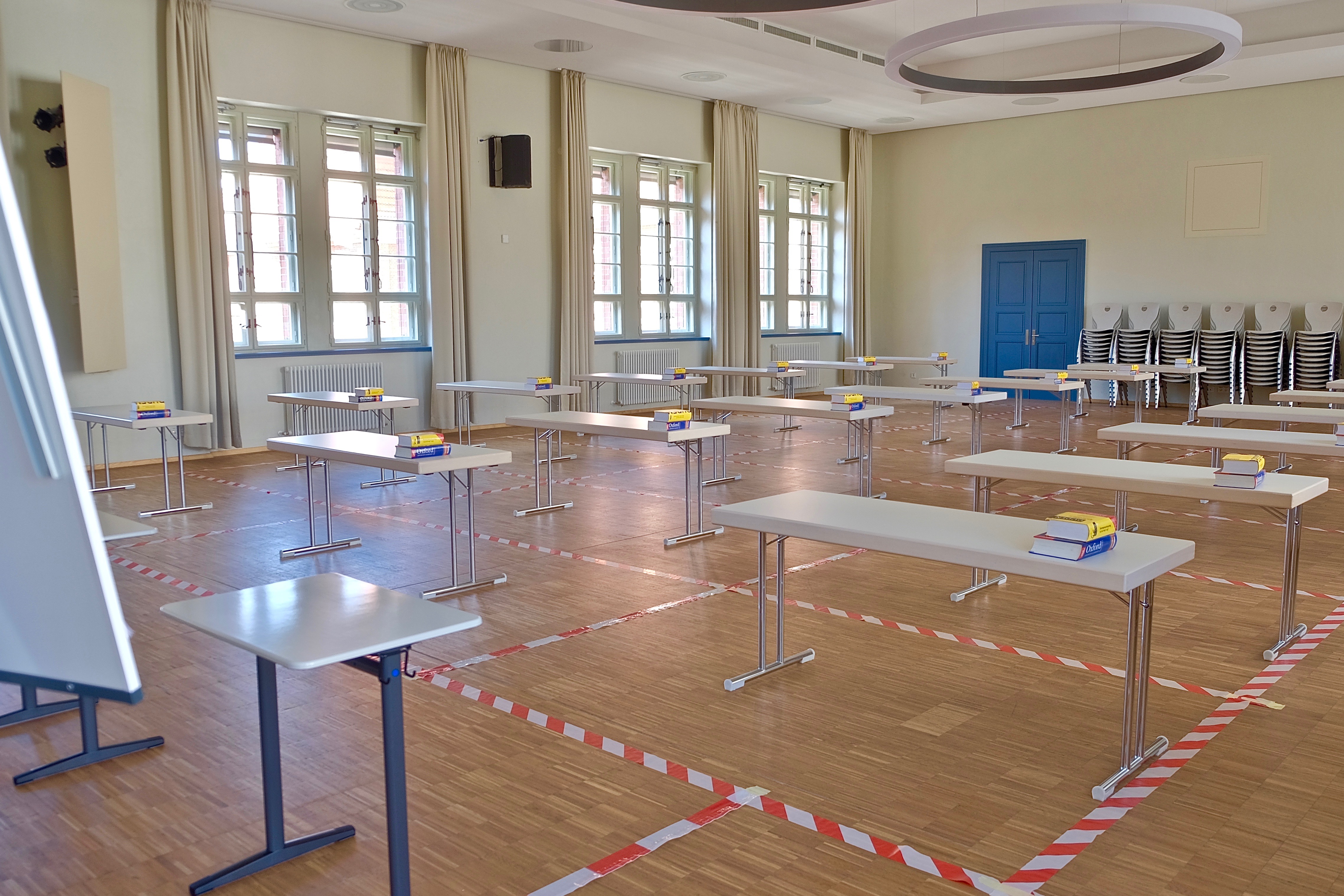 Die Aula wird zum Prüfungsraum. Foto: Mona Linke