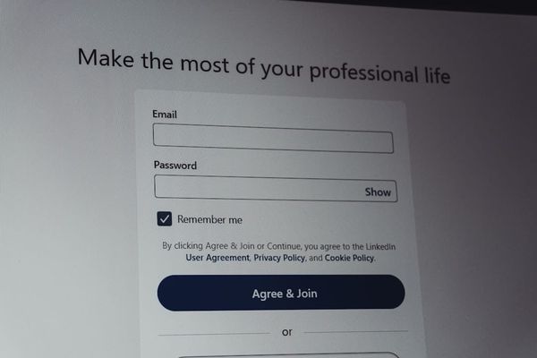 How to Tax Your Car UK 2026/27: Online, Phone and Post Office &mdash; Correct Rates