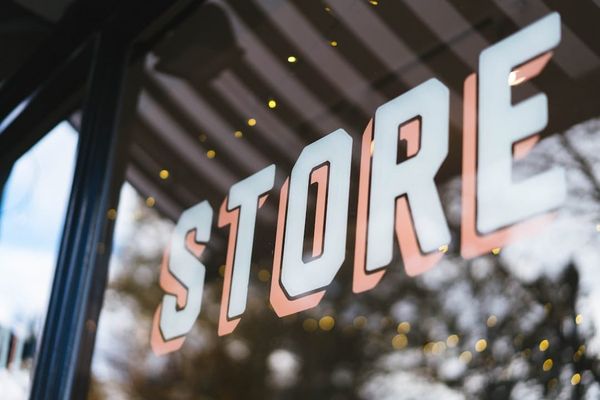 HR Software for Retail UK 2026: Multi-Site Rotas, NLW and Onboarding