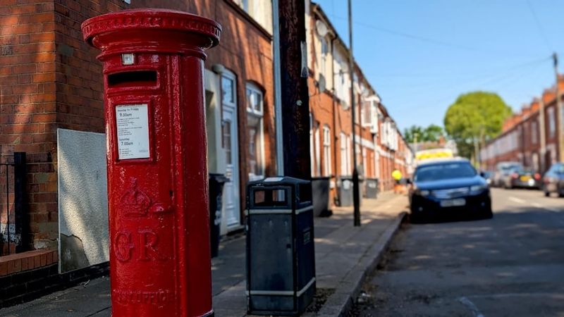 UK terraced housing representing the housing market