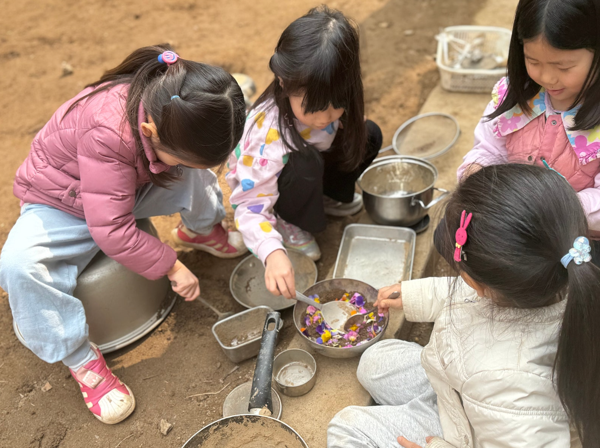 어린이집 마당에서 배우는 색깔 놀이: 봄꽃보다 더 중요한 아이의 발견