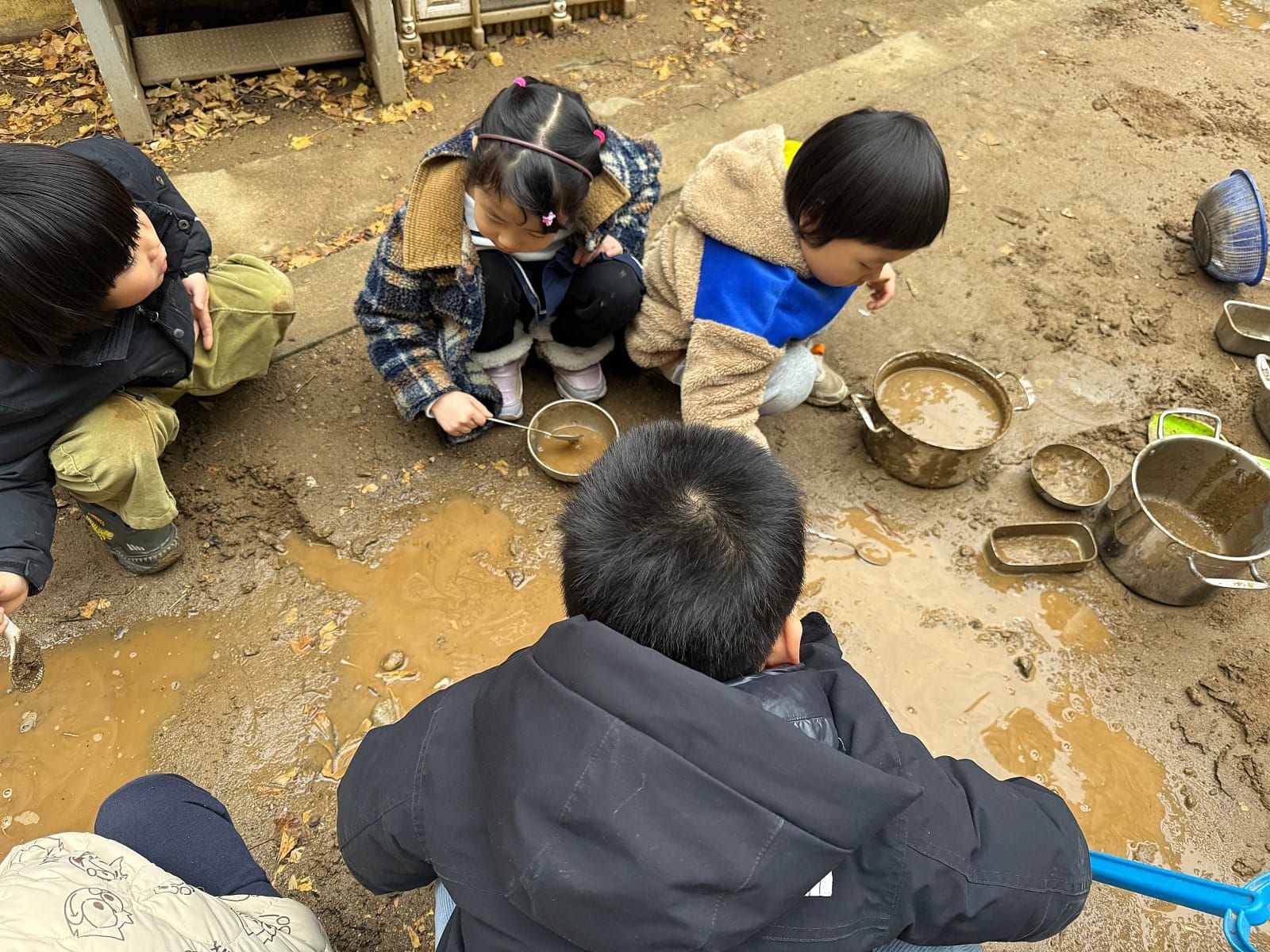 비 오는 날 어린이집, 밖에서 놀아도 괜찮을까? 마당에서 배우는 진짜 놀이