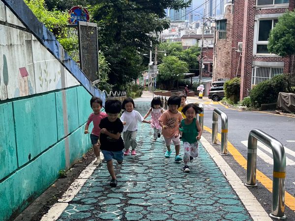 형님, 동생과 함께 자라는 우리 아이 — 공동육아 연령 통합 활동의 5가지 장점