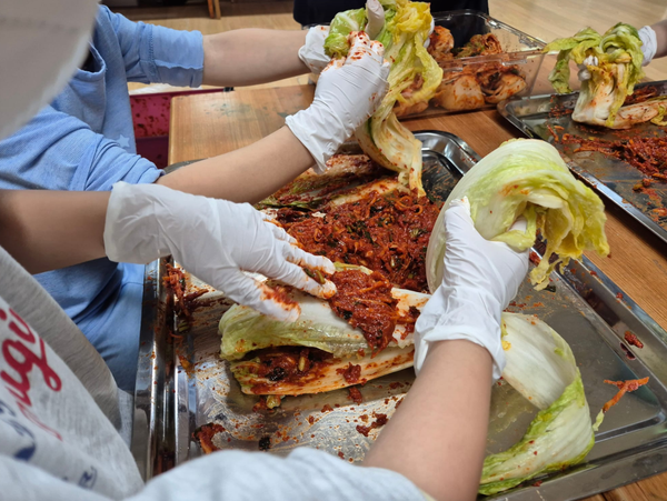형님방 아이들의 ‘배추 아기’ 김장 놀이...성미산어린이집 겨울 오감활동 이야기