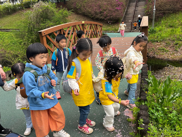 공동육아 어린이집 한 달 적응 후기: 울던 아이가 “놀았어”라고 말하기까지
