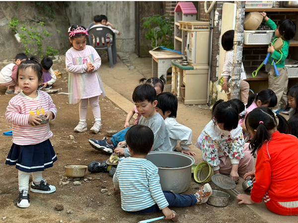 어린이집 선택할 때, 마당과 숲 중 뭐가 더 중요할까