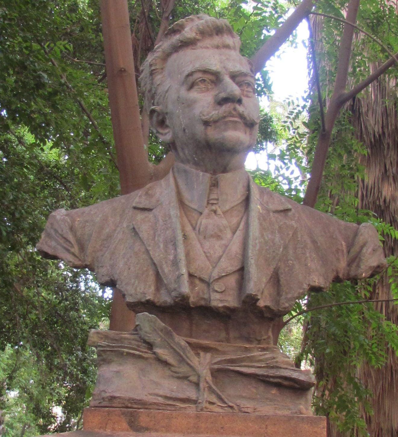 Imagem do busto de Francisco Caldas Júnior