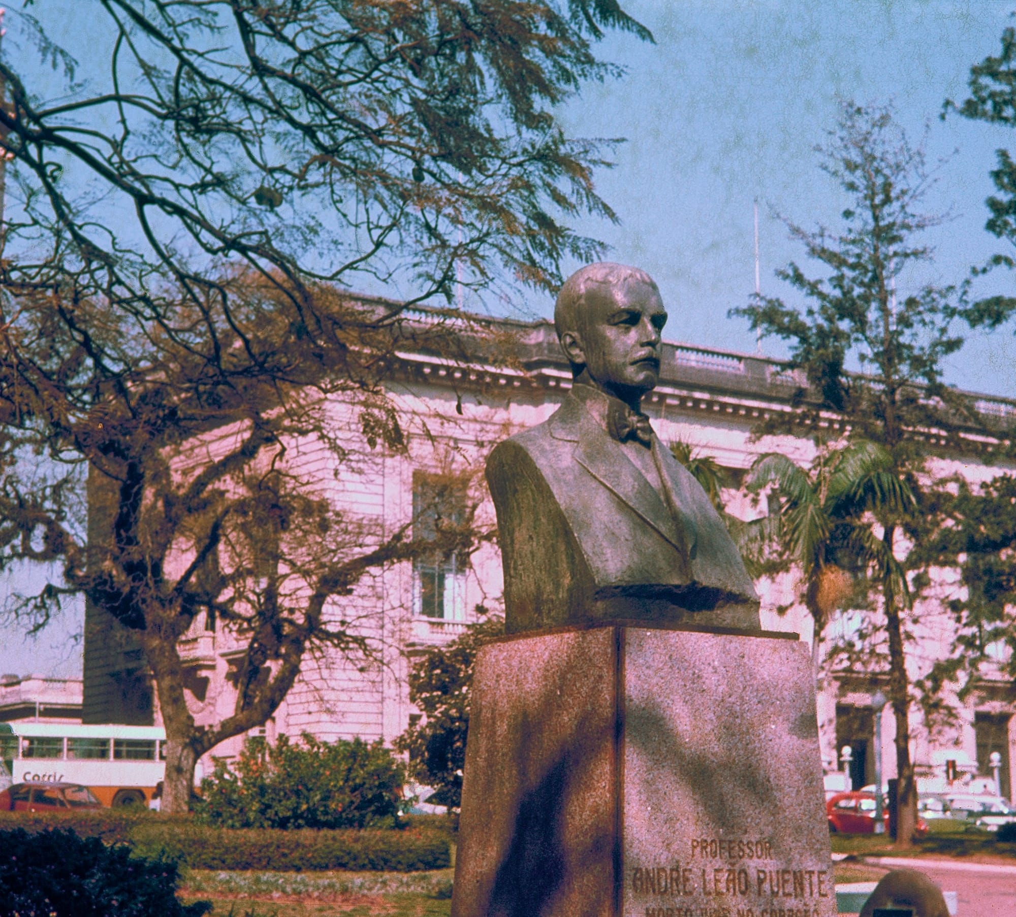 Foto do busto de André Puente em meados de 1974