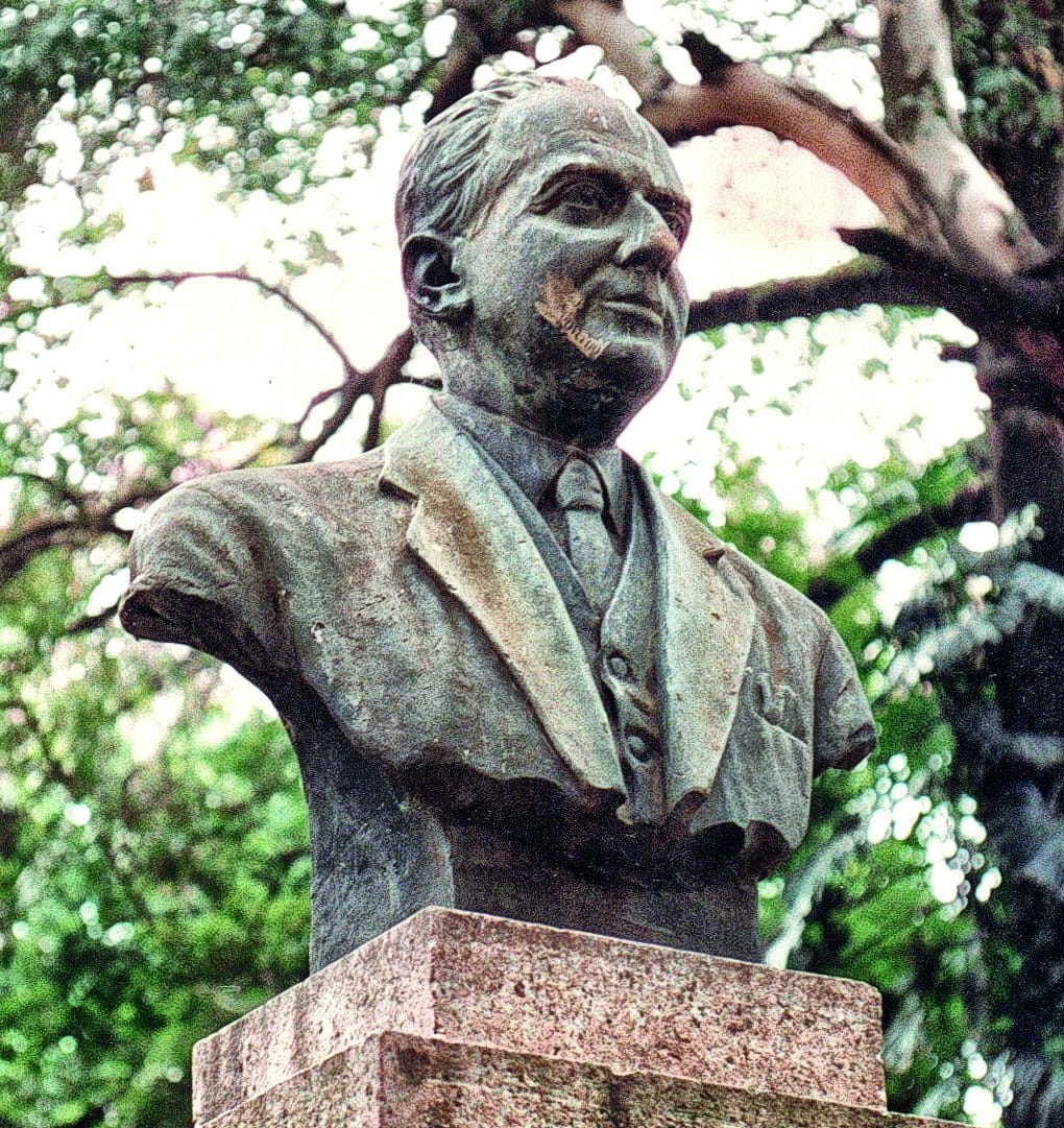 Imagem do busto de Leonardo Truda