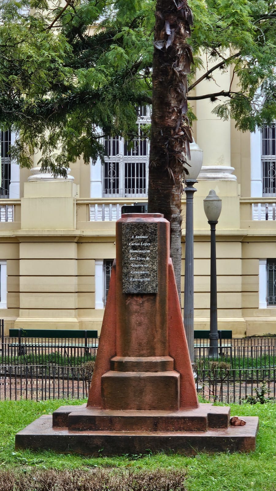 Imagem do pedestal marrom em que ficava o busto de Antônio Carlos Lopes