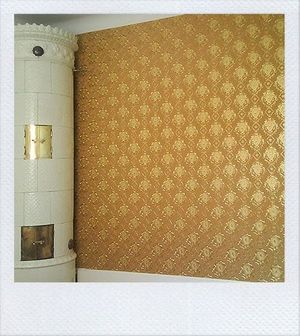 Gold wallpaper makes room sunny