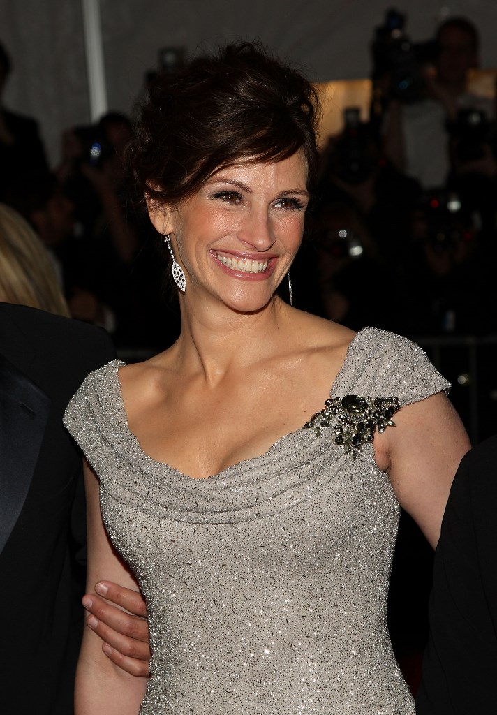 julia roberts cocktail dress Julia Roberts Stuns in Asymmetrical Optical Illusion Gown in Venice