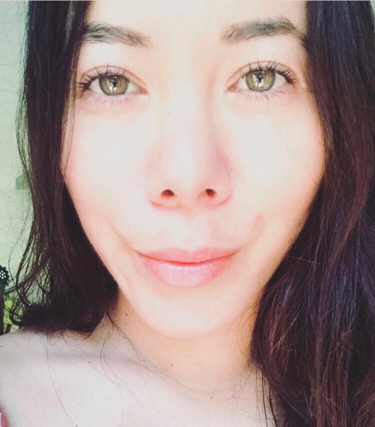 Sasha wearing Evio Mascara