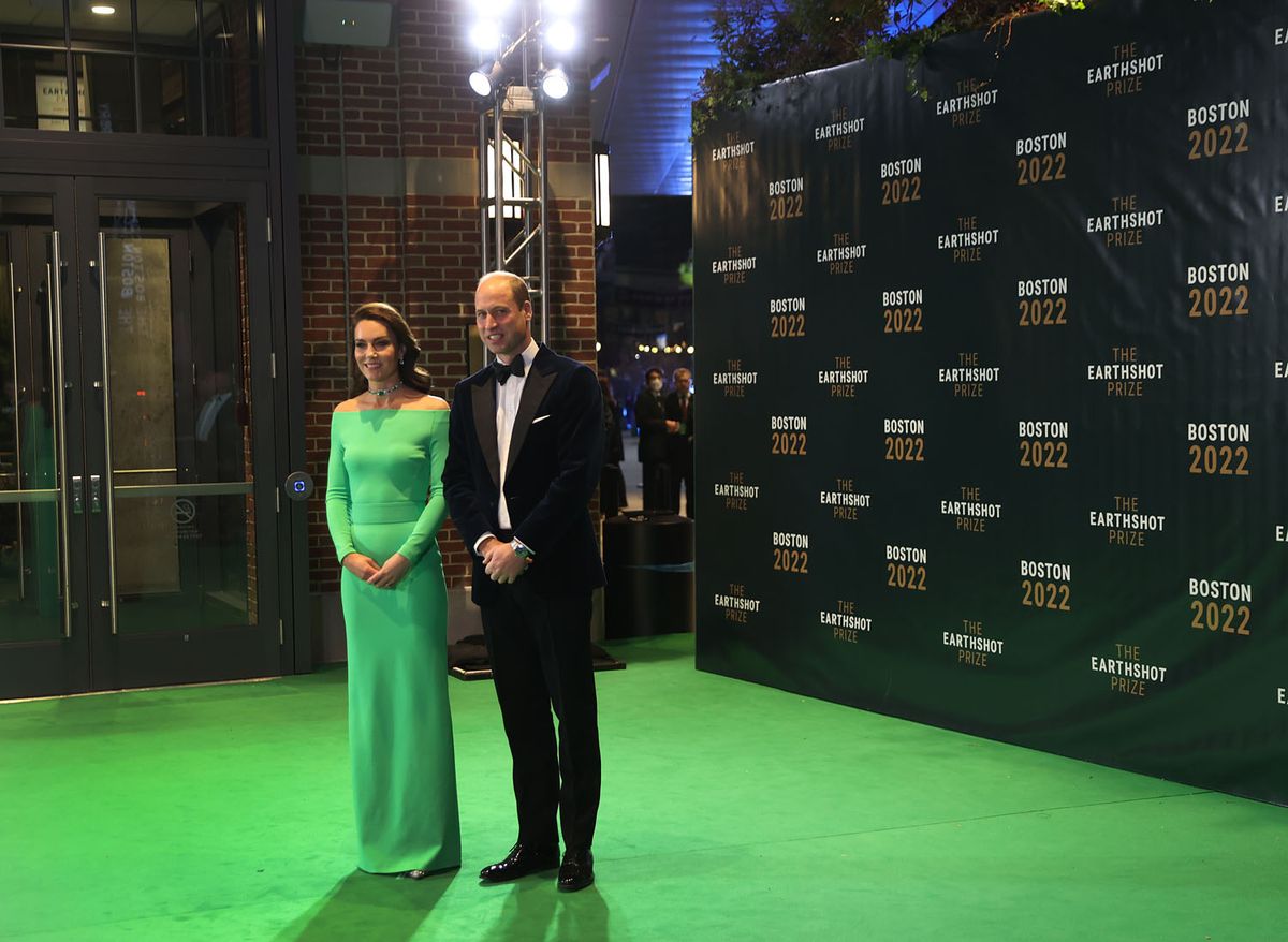 kate middleton green dress boston Princess Kate's green dress matched the carpet at Earthshot appearance with  Prince William in Boston that was basically a thirst trap