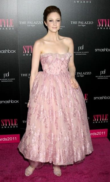 Carpets & Candids: Andrea Riseborough needs a proper stylist