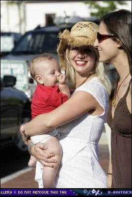 Britney Spears: red is the sign of hope