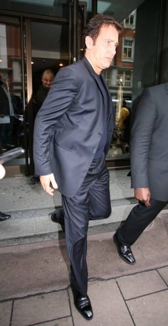 Is he knock-kneed?