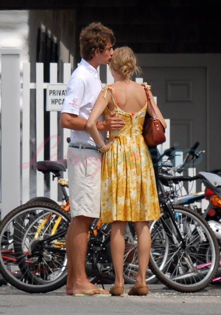Taylor Swift crashes Kennedy wedding