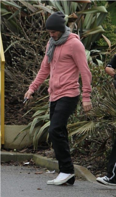 How to wear a pink hoodie