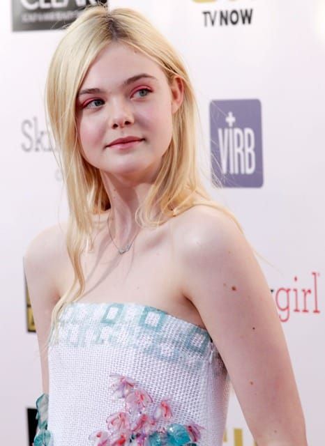 Carpets & Candids: Elle in strapless Chanel