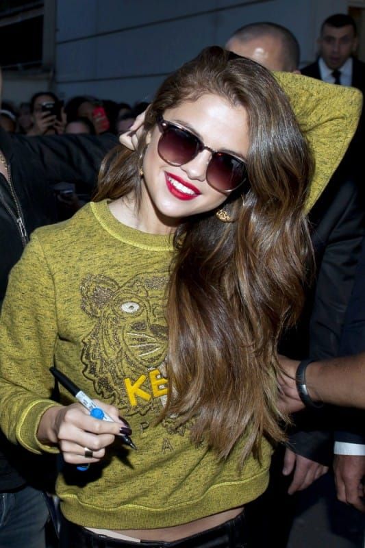 Carpets & Candids: Selena’s green sweatshirt