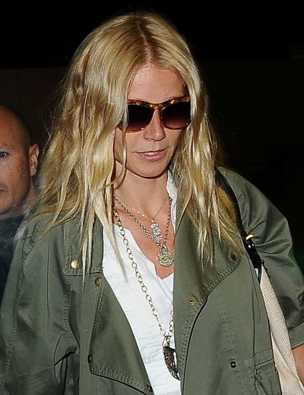 Gwyneth fangirls at the airport