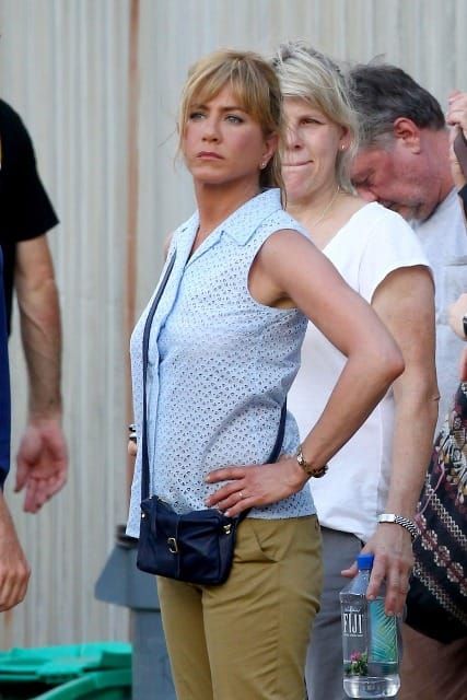 Jennifer Aniston: mom pants and an orange face