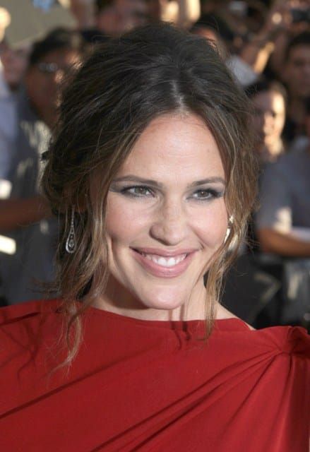 Carpets & Candids: Jennifer’s red dress and bad shoes
