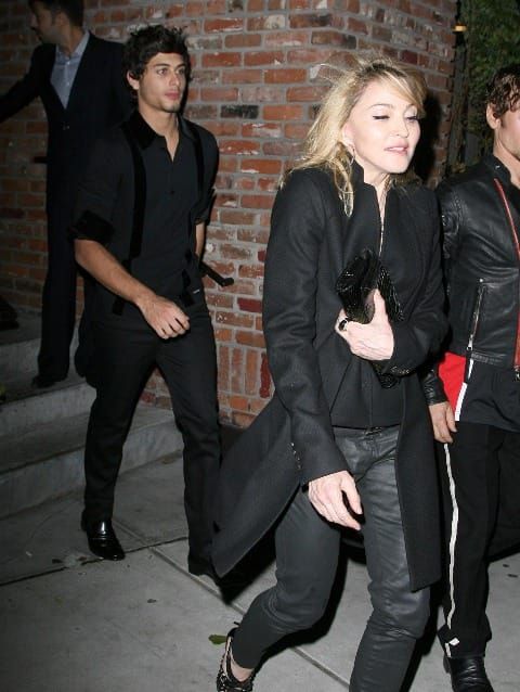 Gwyneth hides, Madonna parties