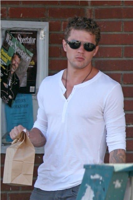 Ryan Phillippe...a new piece?