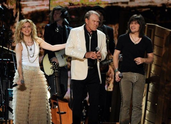 Sasha Finds: Kimberly Perry’s Grammy necklace