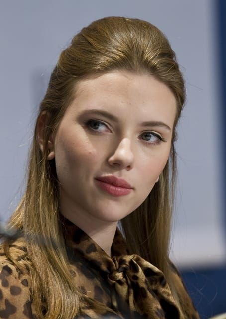 Demure Scarlett stands for peace