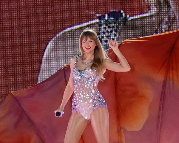 Even Taylor gets the glitches