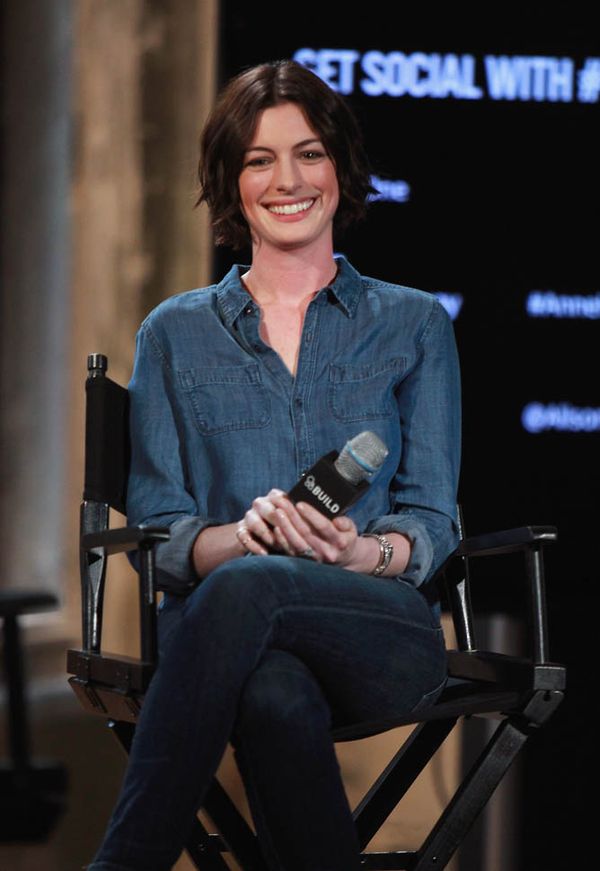 Annie alone on stage