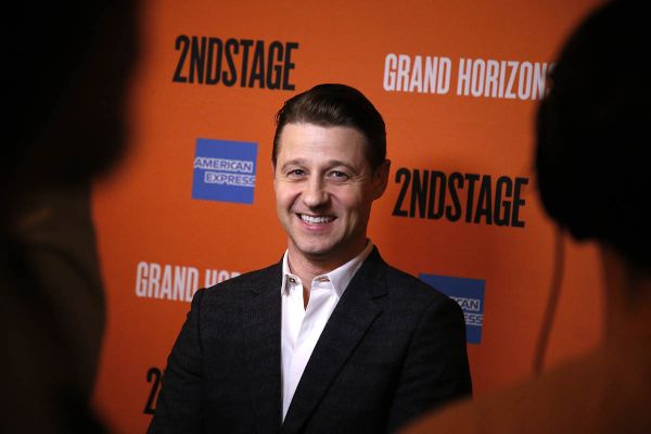 Ryan Atwood is a journalist now (sort of)