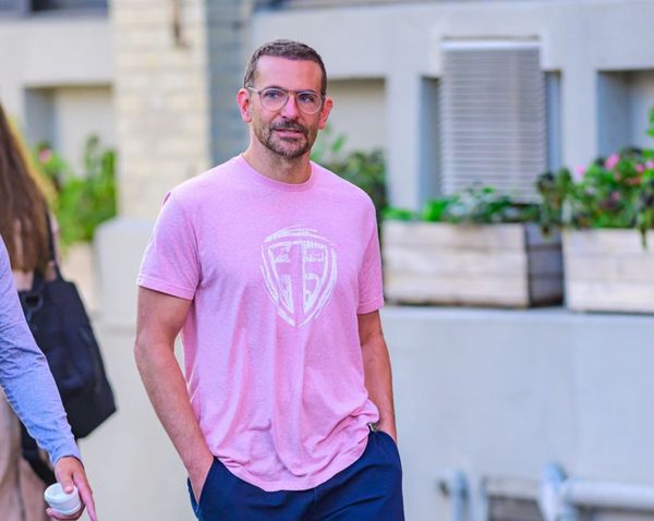 Bradley and Gigi: Shoe Signs