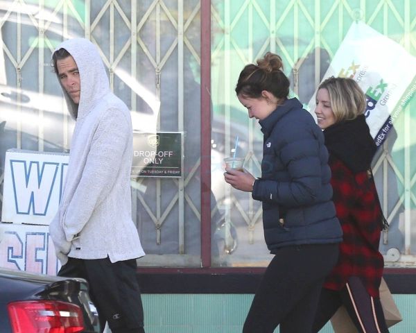 Chris Pine and Annabelle Wallis go for breakfast