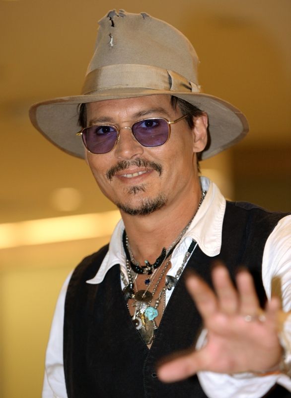 Johnny takes Amber to Japan with the kids